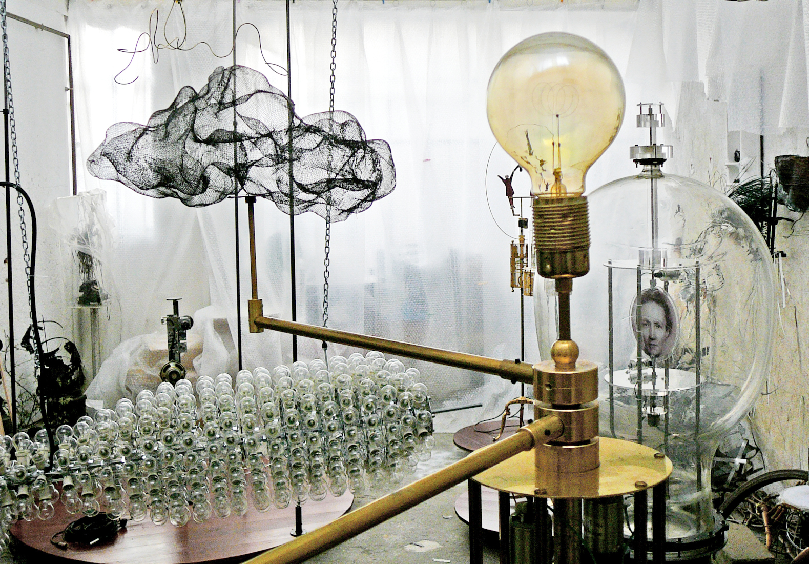 Peter Keene et Piet.sO - vues des sculptures et installations de l'exposition sur l'histoire de la radioactivité, des rayons X et de la radioprotection. 