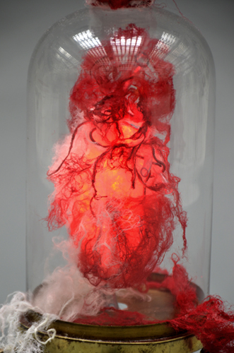 Piet.sO sculpture contemporaine coeur de biche en laine sous cloche en verre. art contemporain