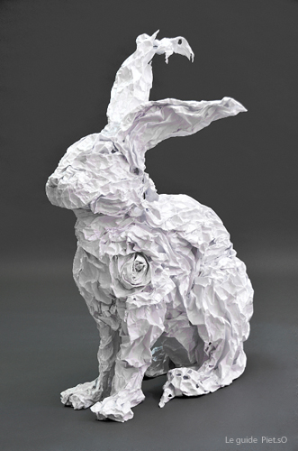 sculpture en papier froissé et gel médium, le guide, Piet.sO 2013, lapin blanc, lièvre blanc