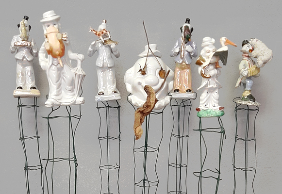 Piet.sO, sculptures collage sur statuettes de clowns, masques fantasques coronavirus.