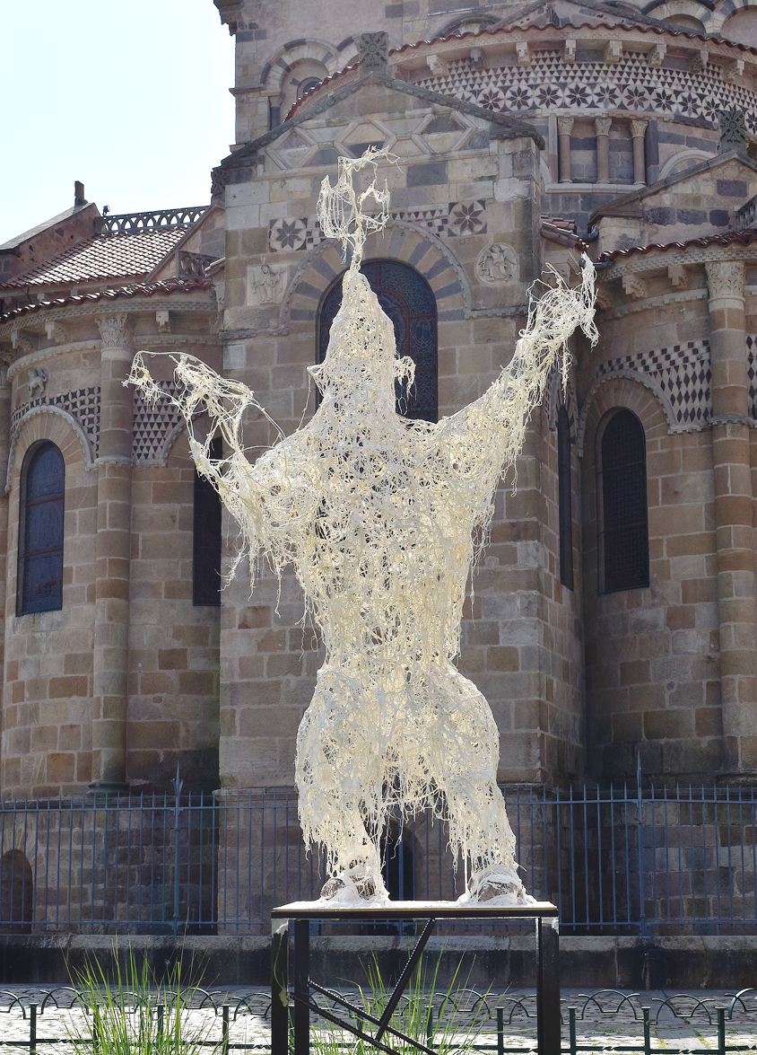Piet.sO, parcours Art dans la ville 2022, Issoire abbatiale Austremoine, sculpture en résine - l'ours qui tentait d'écrire, de parler et de dessiner de l'artiste Piet.sO.