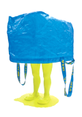 sculpture contemporaine,paire de jambes de fillette dans un flaque jaune portant un sac ikéa bleu, Piet.sO