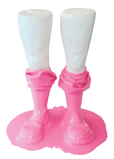 Mets ta forme rose, Piet.sO 2009, sculpture contemporaine en résine acrylique et silicone.Sculpture de  jambes de petites filles portant des chaussettes roses brillantes déscendues aux pieds. La première de la série des formes roses évoquant des jambes de fillettes engluées dans des fantasmes colorés.