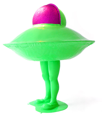 Milkyway - Piet.sO - sculpture contemporaine de soucoupe volante sur jambes de petite fille en résine acrylique et silicone vert fluo. Série des formes fluo de la plasticienne Piet.sO évoquant des jambes de fillettes engluées dans des fantasmes colorés.
