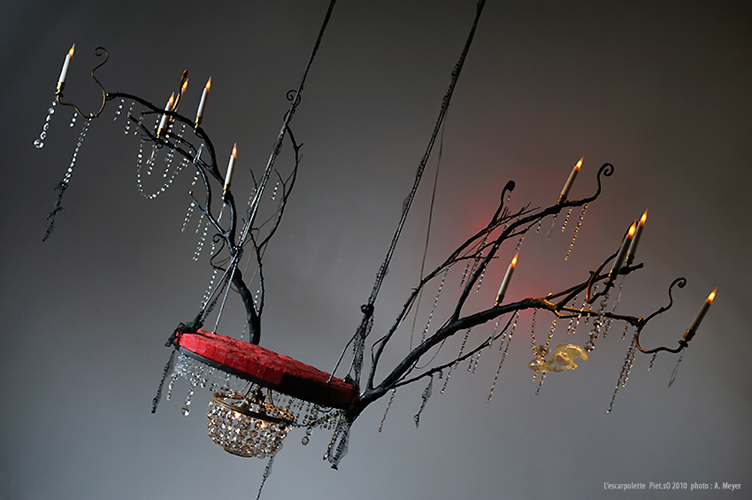 installation swing chandelier Piet.sO. The intensity of the lights and the sound changes with the swinging motion. 