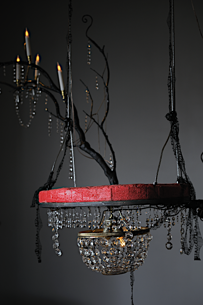 installation swing chandelier Piet.sO. The intensity of the lights and the sound changes with the swinging motion. 
