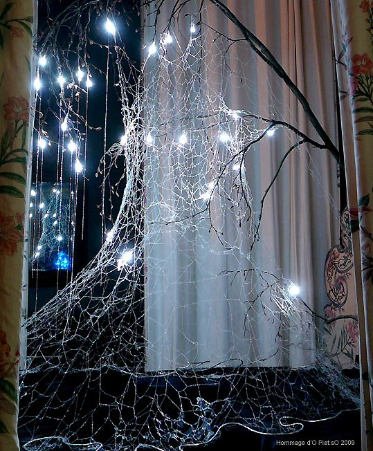 Hommage d'O dress in weaving of cotton and resin pearls with Led lights Piet.sO visual arts installation