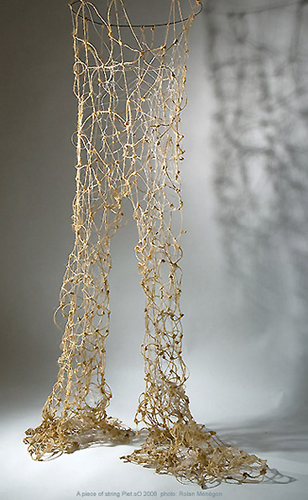 A piece of string Piet.sO 2007 pantalon de ficelle, sculpture bout d'ficelle et cire d'abeille, tissée par noeuds, pietso, art contemporain