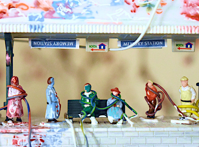 Piet.sO, - souvenirs du quotidien, de la petite semaine sur un quai de gare miniature - exposition loci par ci et mes mémoires d'oiseaux au château d'Aulteribe, Auvergne.