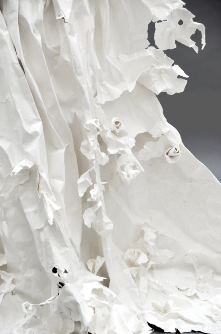 détail de la sculpture robe de mariée en papier froissé et résine, Piet.sO 2013, art contemporain, sculpture contemporaine, arts visuels de l'artiste Piet.sO