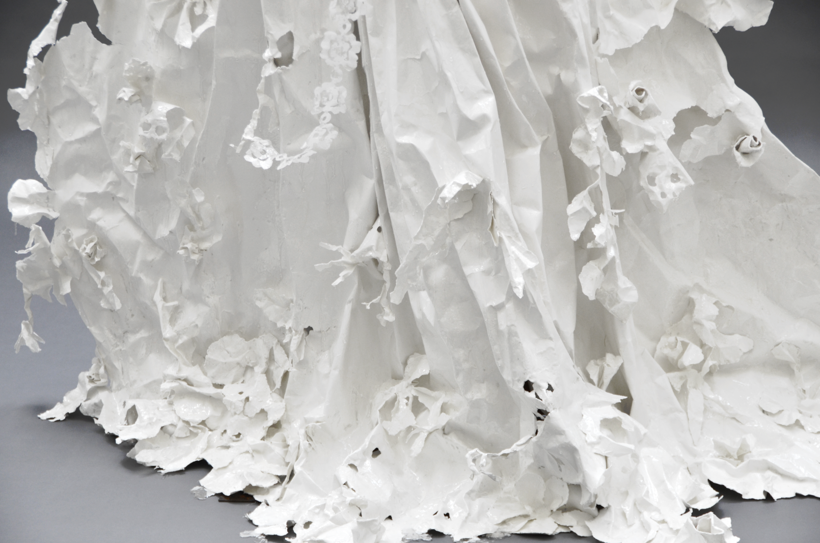  détail de la robe de mariée en papier froissé et résine,avec grotesques Piet.sO 2013, art contemporain, sculpture contemporaine, arts visuels de l'artiste Piet.sO