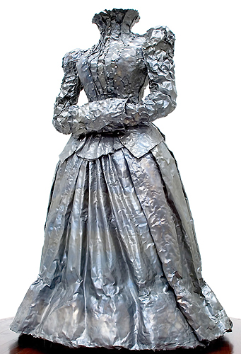 dame de plomb, sculpture robe en feuilles de plomb Piet.sO, hommage à Marie Curie
