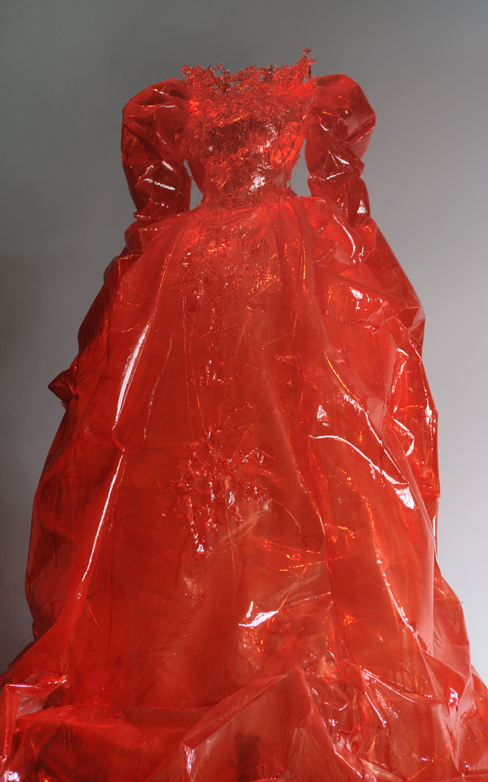 Piet.sO Red in Red, sculpture robe lumineuse en résine rouge transparente et effet de palpitation lumière,hommage à Baba yaga.