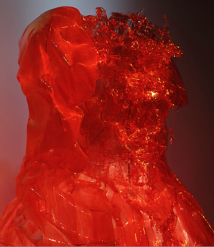 Piet.sO Red in Red, sculpture robe lumineuse en résine souple transparente - hommage à Baba yaga.