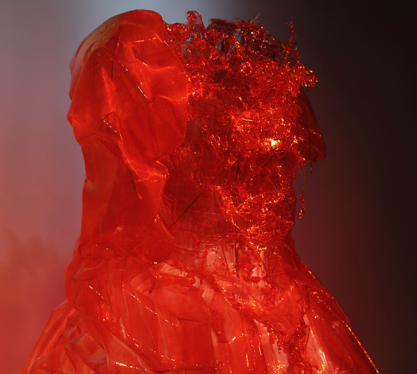Piet.sO Red in Red, sculpture robe monumentale en résine rouge transparente - Baba yaga.