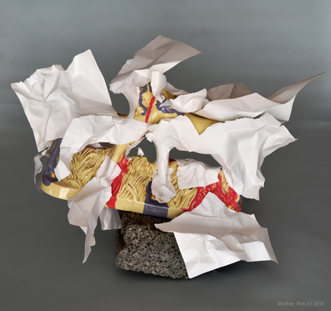 Piet.sO, art contemporain, sculpture technique mixte, papier froissé collé sur statuette de récupération.