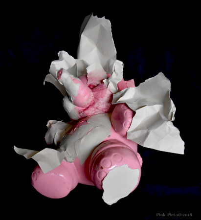 Piet.sO, art contemporain, sculpture technique mixte, papier froissé collé sur statuette d'éléphant rose.
