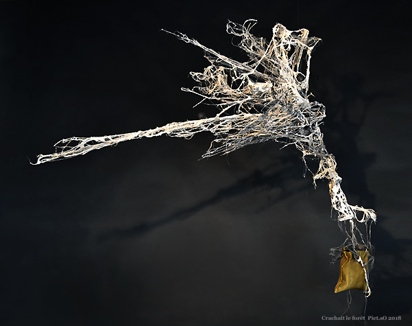 Piet.sO, crachait la forêt- sculpture contemporaine. arbre blanc sculpture arbre crachant la forêt art contemporain.