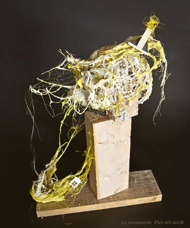 La mansarde - Piet.sO  2018 sculpture grenier crâne en résine acrylique.