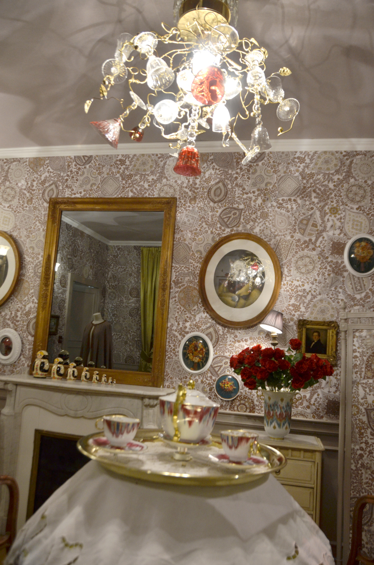 Piet.sO et Peter Keene,  commande d'une installation interactive pour Hermès International pour le parcours inspiré par Hubert Le Gall, détail de la lévitation du service à thé et  du lustre tournoyant composé de verres Saint-Louis, dans l'oeil du flâneur. Hermès International