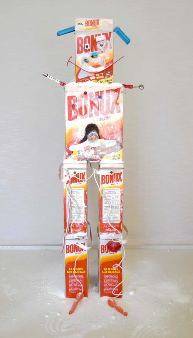 Piet.sO, contemporary sculpture, robot gifts bonux, paquets of washing powder, paquets of washing powder and plastic objects