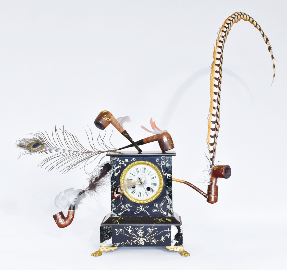 Piet.sO, - sculpture contemporaine composite , avec pipes, horloge ancienne et plumes d'oiseaux,  arts visuels à propos de l'extinction de certaines espèces animales.