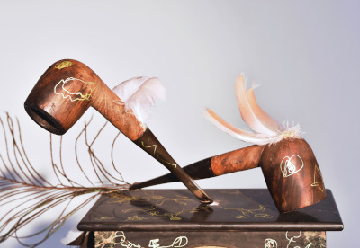détail de la sculpture contemporaine de Piet.sO ceci n'est plus un oiseau - pipes, plumes d'oiseaux .