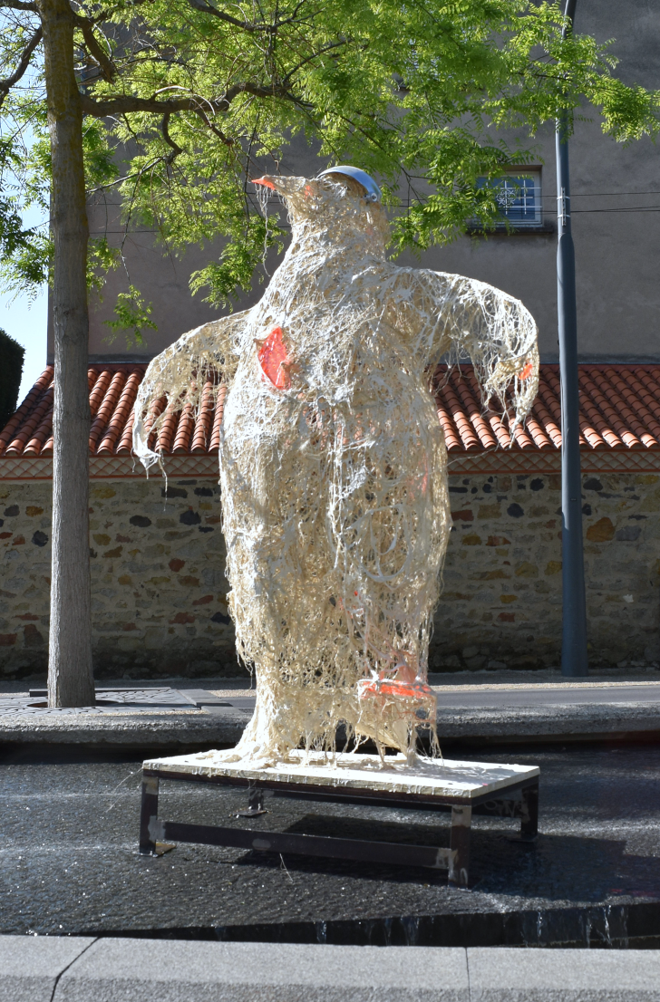 Piet.sO, sculptor,contemporary art.- sculpture monumental resin and fiber. Exhibition Art dans la ville Issoire 2022 place du postillon; Auvergne France.