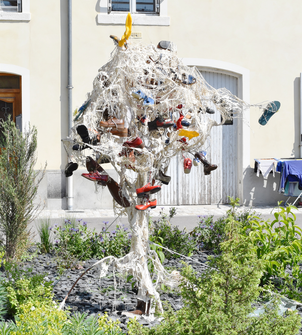 Piet.sO, pietso - contemporary sculpture of tree plenty of shoes 2021, Art dans la ville Issoire 2022, outdoor sculpture, monumental sculpture place d'Avit Issoire