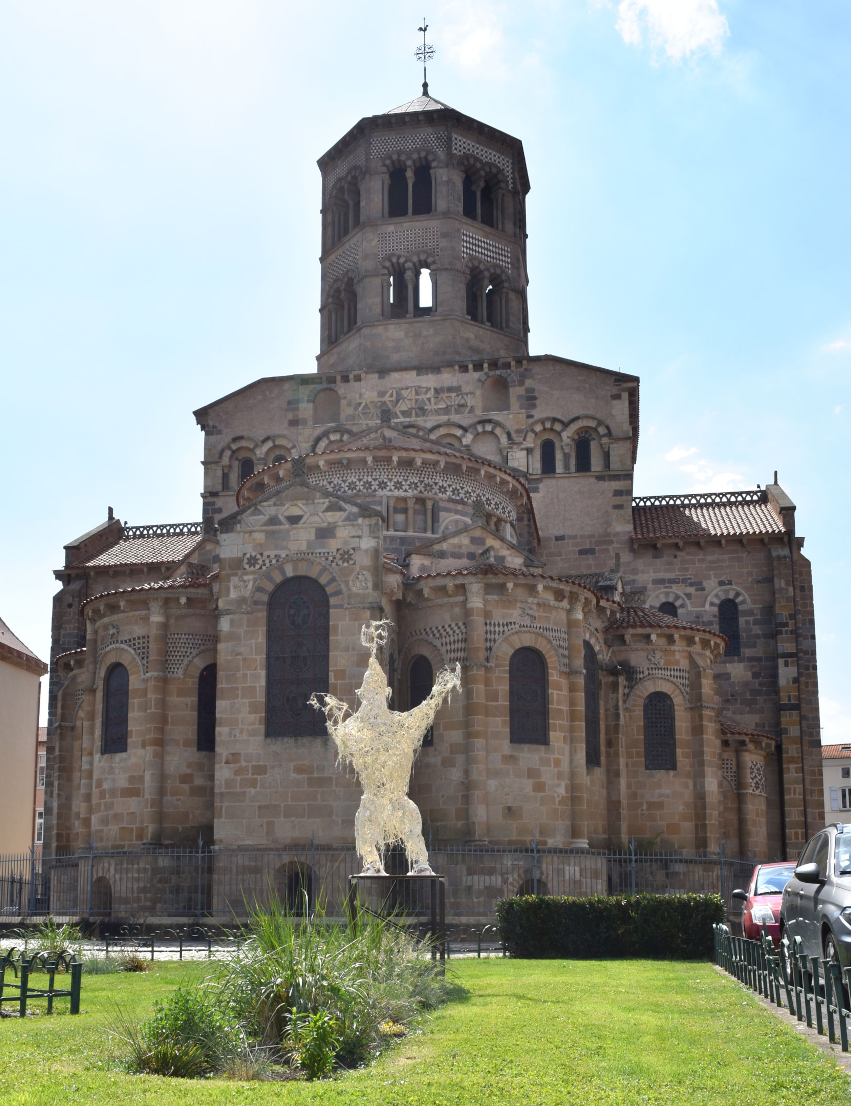 Piet.sO, exhibition Art dans la ville 2022, Issoire abbatiale Austremoine, contemporary sculpture in resin - The bear who tried to write, speak and draw - artist Piet.sO, monumental outdoor sculpture