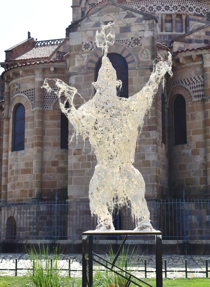 Piet.sO, exhibition Art dans la ville 2022, Issoire abbatiale Austremoine, contemporary sculpture in resin - The bear who tried to write, speak and draw - artist pietso