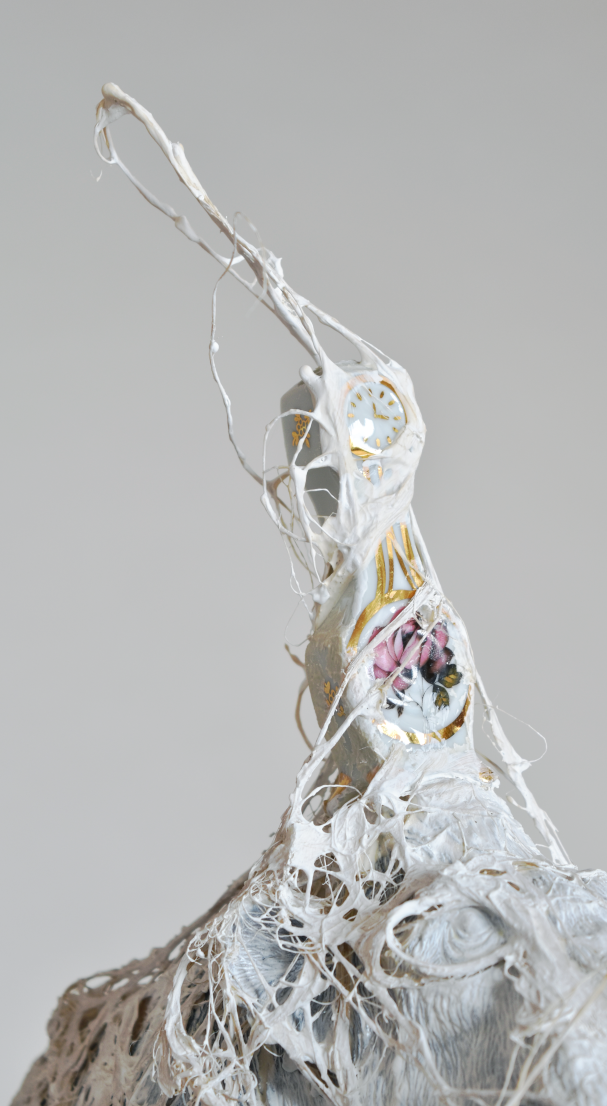 détail de Jumbo time, sculpture contemporaine de Piet.sO. JE T'AIME, TEMPS - expo personnelle - petite pendulette en porcelaine cernée de résine acrylique. exposition personnelle de Piet.SO LA LICORNE, St-Germain-Lembron, 2025Auvergne-Rhone-Alpes