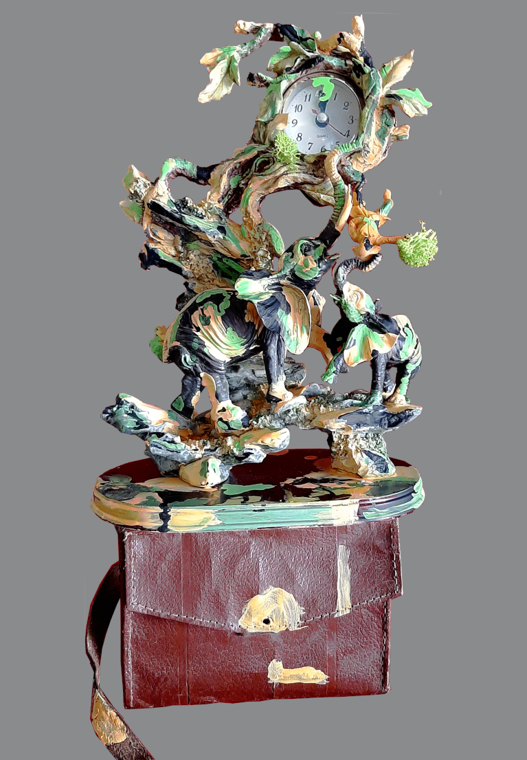 sculpture composée de mondes miniatures et objets superposés sur meuble TV à roulette. JE T'AIME, TEMPS - expo personnelle - LA LICORNE, St-Germain-Lembron, Auvergne-Rhone-Alpes